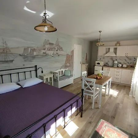 Hidden Garden Apartment *