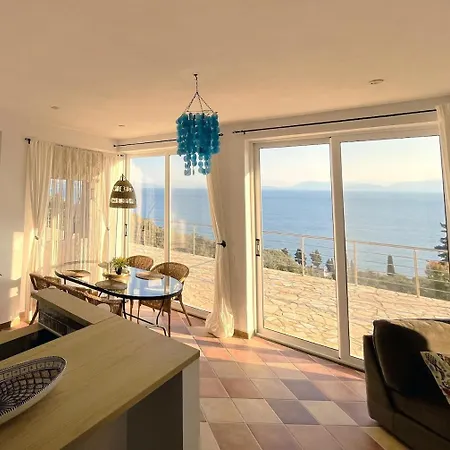 Seabreeze Studio, Stunning Sea And Mountain View Appartement