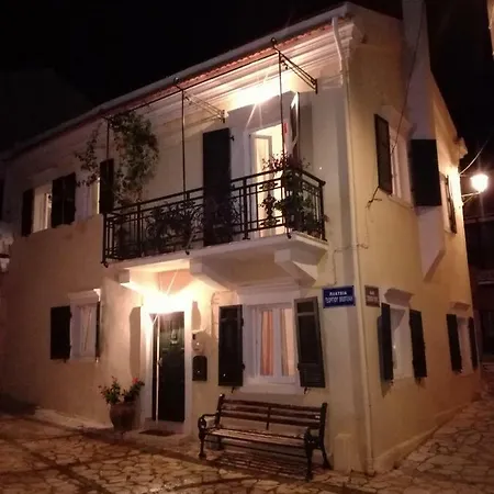 Victor's Traditional House Holiday home Chlomos
