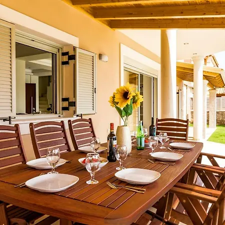 Johnnie Villa *